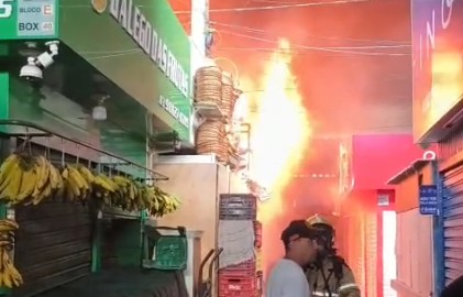 Incêndio atinge Mercado Público de Mangabeira, em João Pessoa Incêndio atinge Mercado Público de Mangabeira, em João Pessoa