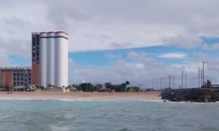 Homem fica ferido após ser lançado pela água contra pedras em praia de Cabedelo Homem fica ferido após ser lançado pela água contra pedras em praia de Cabedelo