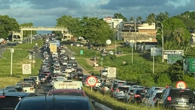 'Volta do feriadão': BRs 101 e 230 têm transito lento e 'engavetamentos', na Grande João Pessoa 'Volta do feriadão' tem trânsito intenso na chegada a João Pessoa, por Bayeux.
