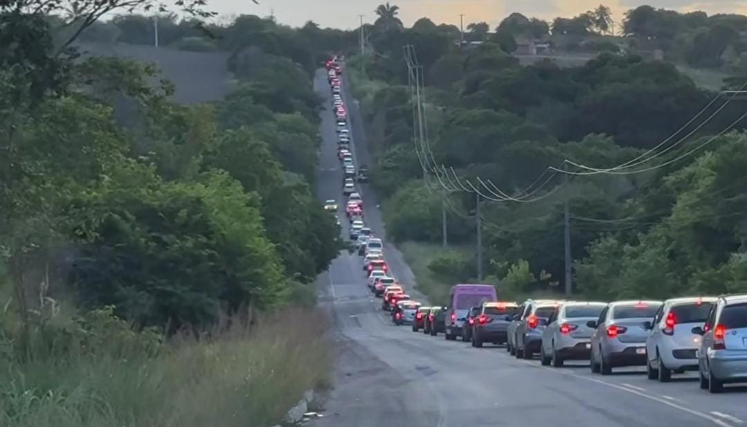 Com 'volta do feriadão', PB-008 tem engarrafamento entre Jacumã e João Pessoa PB-008
