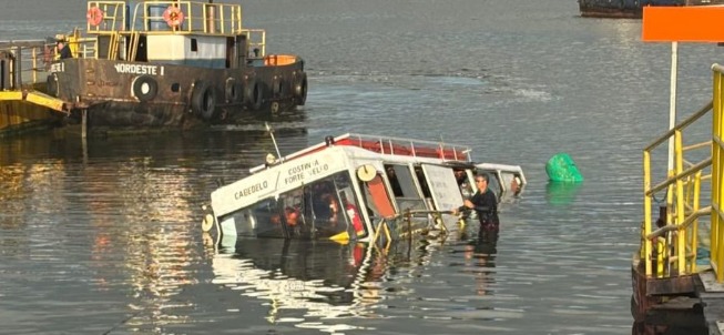 Lancha que faz a travessia Cabedelo-Costinha afunda no Rio Paraíba 'Ônibus-lancha' afundou no Rio Paraíba. (foto: reprodução/redes sociais)
