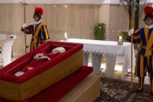 Presidente Lula embarca com Hugo Motta e David Alcolumbre para funeral do Papa Francisco em Roma Corpo do Papa Francisco é velado na Capela da Casa Santa Marta e dia é dedicado às visitas dos funcionários do Vaticano