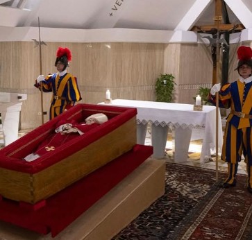 Corpo do Papa Francisco é velado na Capela da Casa Santa Marta e dia é dedicado às visitas dos funcionários do Vaticano Corpo do Papa Francisco é velado na Capela da Casa Santa Marta e dia é dedicado às visitas dos funcionários do Vaticano