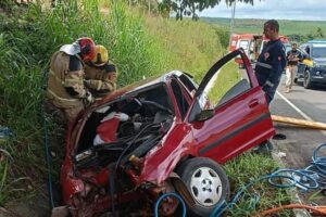 Bombeiros resgatam vítima presa às ferragens após carro sair da pista na BR-101, em Mamanguape carro, acidente, br-101