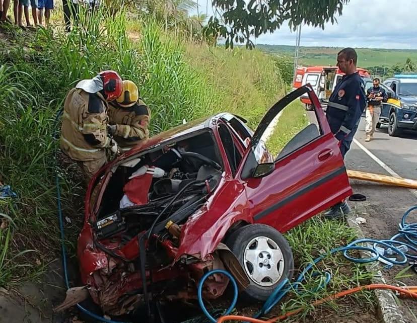 Bombeiros resgatam vítima presa às ferragens após carro sair da pista na BR-101, em Mamanguape carro, acidente, br-101