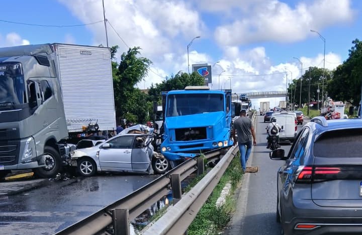 Acidente grave envolvendo dois caminhões, carro e motocicleta deixa trânsito lento na BR-101, em João Pessoa Acidente grave envolvendo dois caminhões, carro e motocicleta deixa trânsito lento na BR-101, em João Pessoa