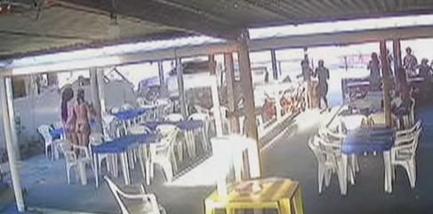 Caminhonete invade bar e deixa dois feridos, em Jacumã Jacumã