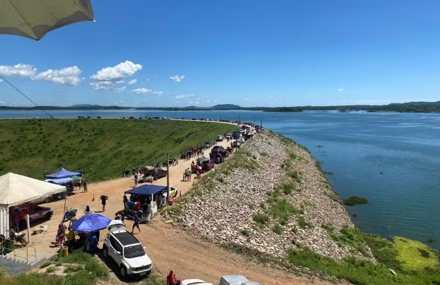 Segundo maior açude do Ceará, Orós volta a sangrar depois de 14 anos População visita açude Orós, que sangrou depois de 14 anos no Ceará — Foto: Ednardo Alves/SVM