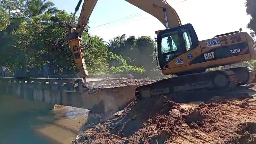 Após ser interditada, ponte sobre o rio Papocas é demolida entre Caaporã e Alhandra ponte