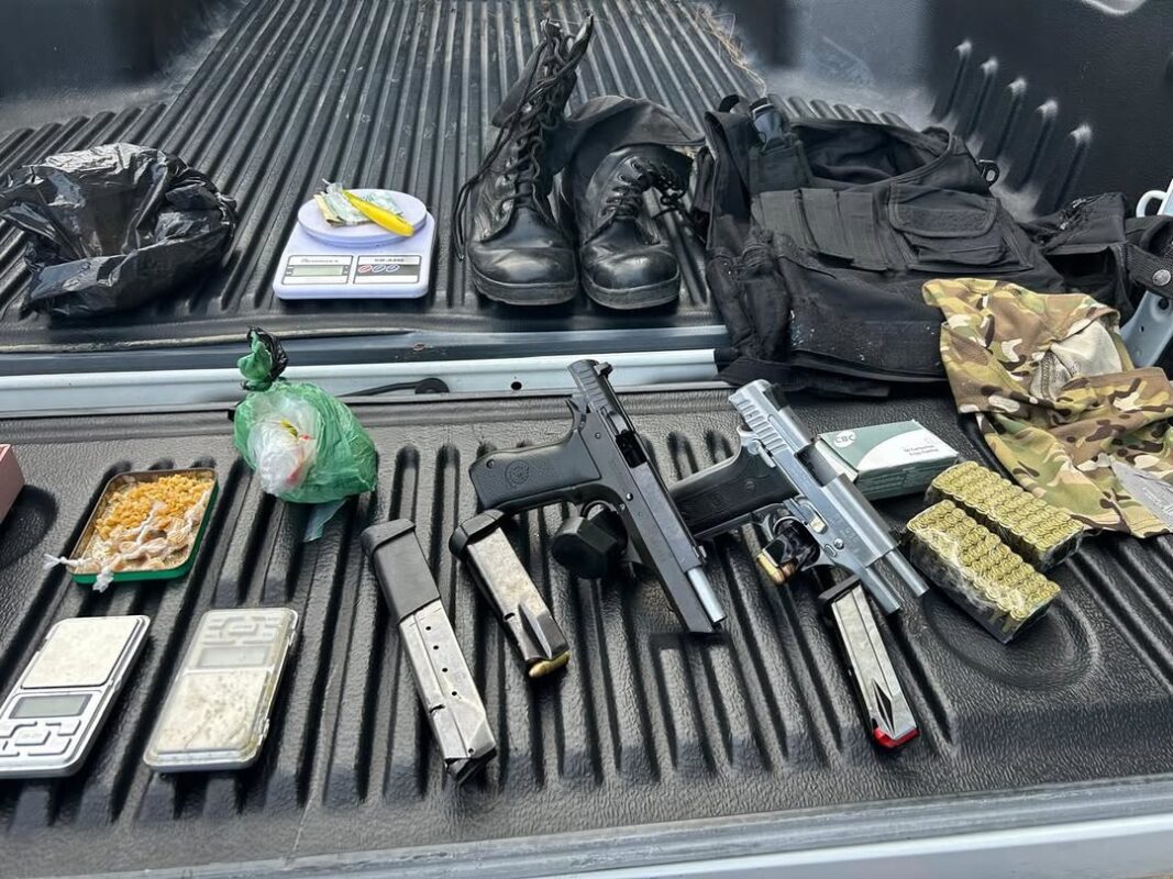 Dois homens são presos em flagrante com armas e mais de 100 munições no Bairro São José, em João Pessoa Dois homens são presos em flagrante com armas e mais de 100 munições no Bairro São José, em João Pessoa