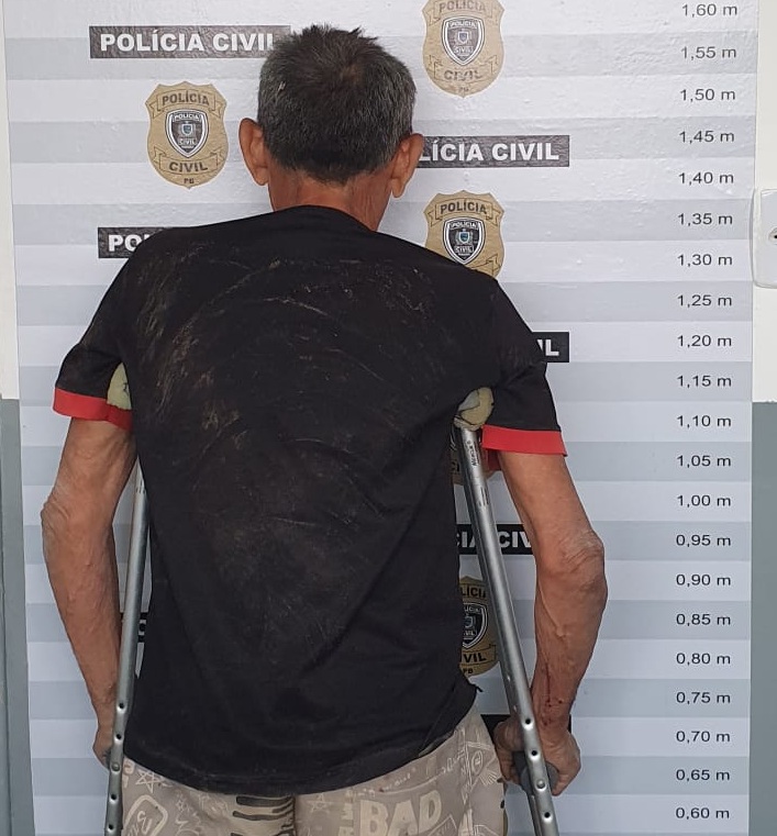Idoso é preso suspeito de se masturbar na frente de menina em Soledade e polícia apreende "brinquedo erótico" idoso, importunação sexual