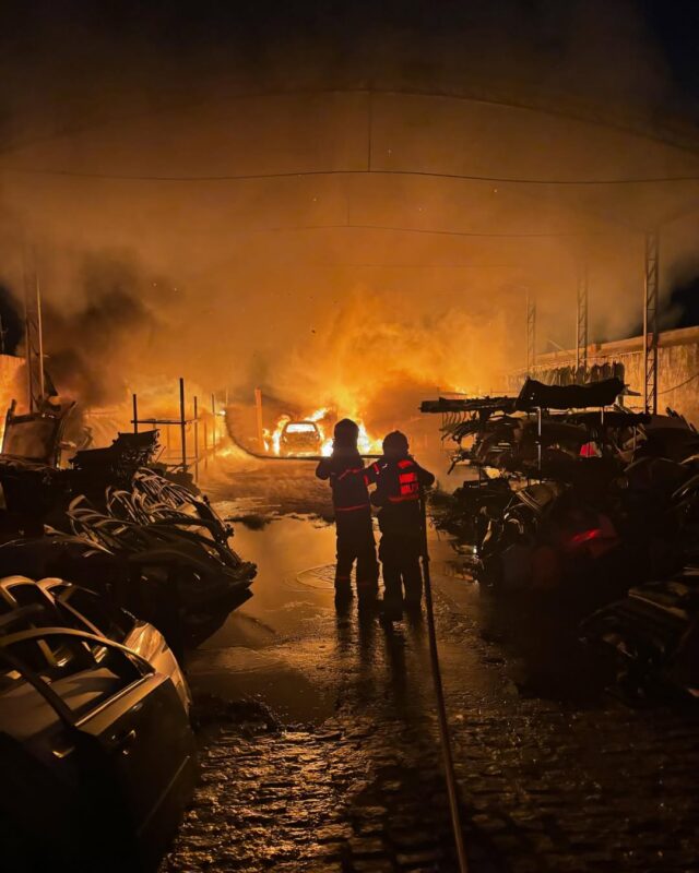 Incêndio de grandes proporções atinge oficina mecânica e fumaça escura assusta moradores de São Bento Incêndio de grandes proporções atinge oficina mecânica e fumaça escura assusta moradores de São Bento