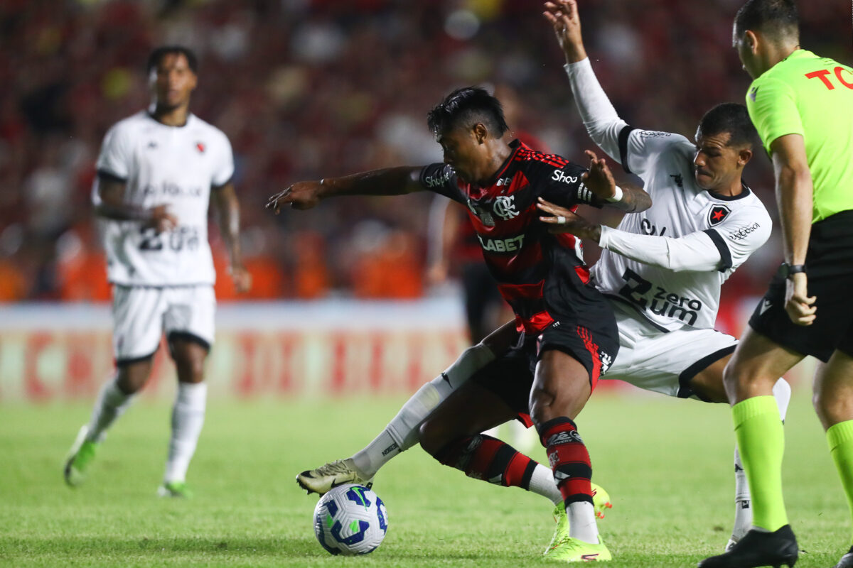 Botafogo-PB luta, mas sofre gol no fim e perde para o Flamengo na Copa do Brasil Botafogo-PB - Flamengo - Copa do Brasil - Maranhão - Castelão
