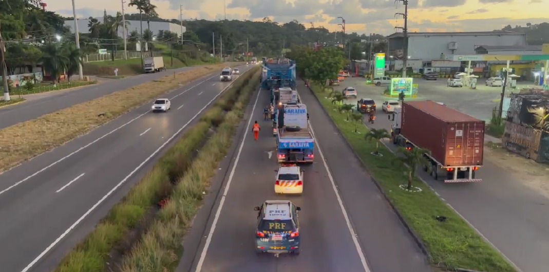 'Carreta do transformador' volta a percorrer BR-101 em Pernambuco, mas tem problema hidráulico; comboio deve chegar na Paraíba no dia 6 transformador