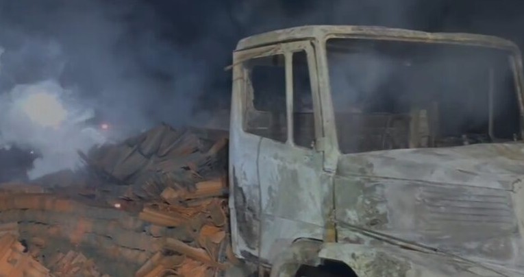 Caminhão e um automóvel batem de frente na BR-230 entre Pombal e Aparecida Caminhão e um automóvel batem de frente na BR-230 entre Pombal e Aparecida