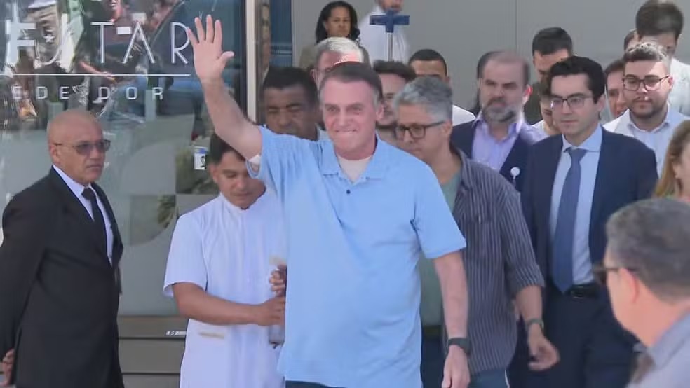 Bolsonaro tem alta três semanas após cirurgia para desobstruir intestino jair bolsonaro, alta hospitalar
