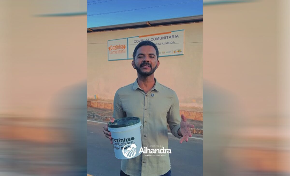 Prefeitura de Alhandra anuncia entrega de baldes para distribuição de alimentos e recebe críticas da população: "Não são porcos" Prefeitura de Alhandra anuncia entrega de baldes para distribuição de alimentos e recebe críticas da população: "Não são porcos"