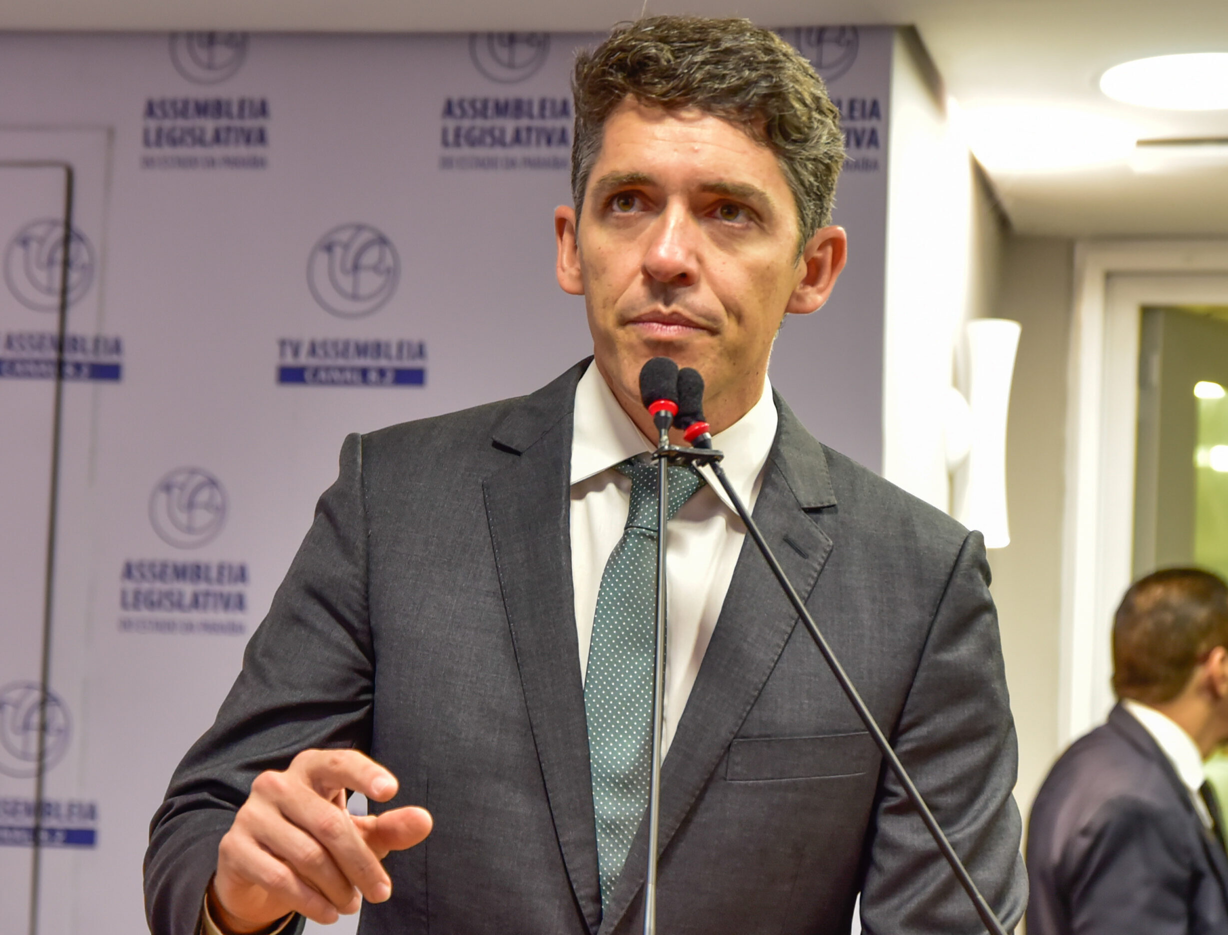 Tovar oficializa saída do PSDB e diz que outros deputados devem deixar a legenda em breve Tovar Correia Lima