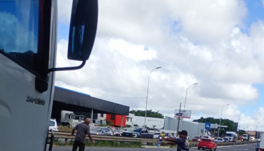 Motociclista morre esmagado por carreta na BR-101, em João Pessoa acidente, br-101, joao pessoa, motociclista esmagado