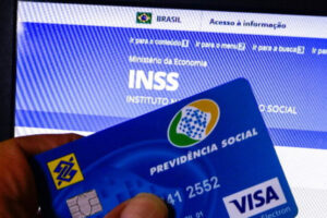 Aposentados vítimas de descontos ilegais do INSS podem receber o dobro do valor e ter direito a indenização de até R$ 5 mil; entenda Cartão INSS