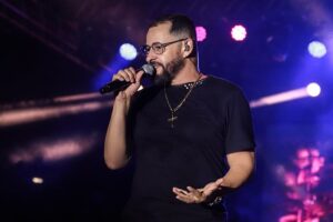 Prefeitura de Picuí contrata R$ 270 mil em shows para o 'Forró na Quixaba' Carlinhos Gabriel, vocalista da 'Forrozão Tropykália, uma das bandas contratadas. em Picuí. (foto: reprodução/redes sociais)