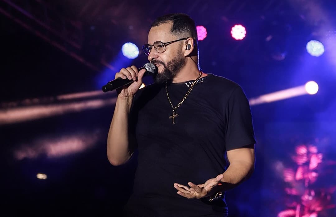 Prefeitura de Picuí contrata R$ 270 mil em shows para o 'Forró na Quixaba' Carlinhos Gabriel, vocalista da 'Forrozão Tropykália, uma das bandas contratadas. em Picuí. (foto: reprodução/redes sociais)
