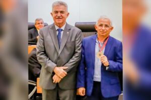 Diretor da Funjope recebe Medalha Epitácio Pessoa pelo relevante trabalho prestado à cultura Marcus Alves (a direita) e o deputado João Gonçalves (a esquerda). (foto: divulgação)
