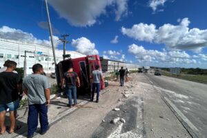 Caminhão tomba na BR-101, em Alhandra, espalha carga de areia e deixa motorista ferido caminhão, tombamento, br-101