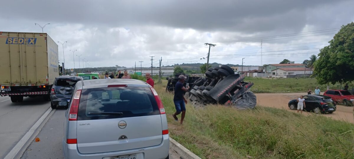 VÍDEO: caminhão com cimento tomba na BR-101 e deixa trânsito lento entre Recife e João Pessoa br-101