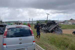 VÍDEO: caminhão com cimento tomba na BR-101 e deixa trânsito lento entre Recife e João Pessoa br-101