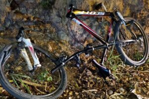 Ciclista é atingido por moto na ciclofaixa, em João Pessoa, e bicicleta fica partida ao meio Ciclista é atingido por moto na ciclofaixa, em João Pessoa, e bicicleta fica partida ao meio