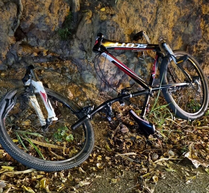 Ciclista é atingido por moto na ciclofaixa, em João Pessoa, e bicicleta fica partida ao meio Ciclista é atingido por moto na ciclofaixa, em João Pessoa, e bicicleta fica partida ao meio