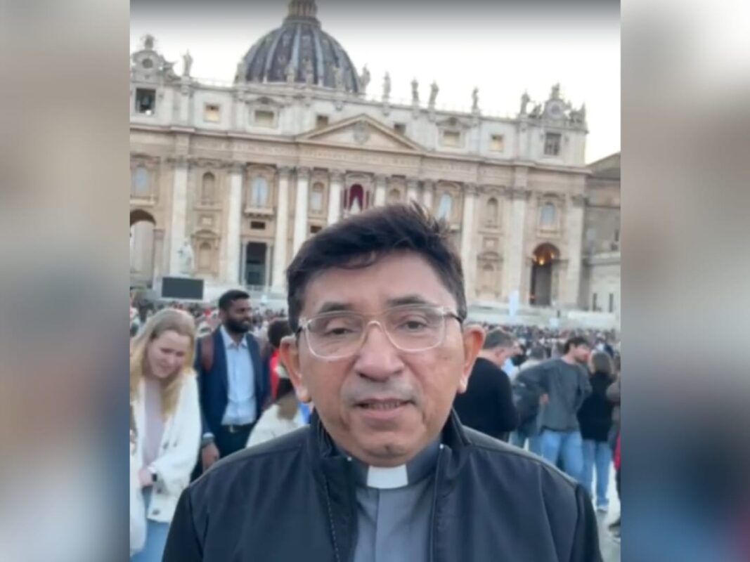 No Vaticano, Padre Sandro Santos comemora anúncio do Papa Leão XIV: "surpresa da igreja. O Espírito Santo sopra onde quer" padre sandro santos