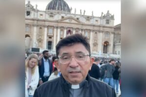 No Vaticano, Padre Sandro Santos comemora anúncio do Papa Leão XIV: "surpresa da igreja. O Espírito Santo sopra onde quer" padre sandro santos