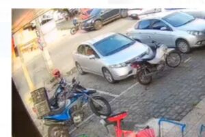 Coronel Souza Neto é atingido por carro enquanto pedalava em ciclofaixa na Tito Silva e câmeras flagram acidente Coronel Souza Neto é atingido por carro enquanto pedalava em ciclofaixa na Tito Silva e câmeras flagram acidente