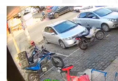 Coronel Souza Neto é atingido por carro enquanto pedalava em ciclofaixa na Tito Silva e câmeras flagram acidente Coronel Souza Neto é atingido por carro enquanto pedalava em ciclofaixa na Tito Silva e câmeras flagram acidente