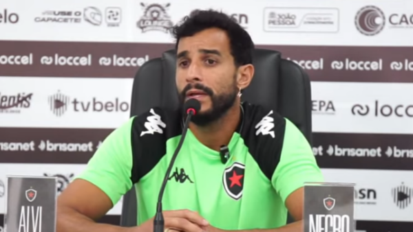 Henrique Dourado reconhece atual momento do Botafogo-PB e projeta a partida contra o Floresta Henrique Dourado - Entrevista coletiva Botafogo-PB