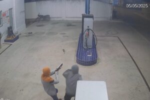 Homem é preso e adolescentes são apreendidos por tentativa de roubo a posto de gasolina em Soledade Homem é preso e adolescentes são apreendidos por tentativa de roubo a posto de gasolina em Soledade