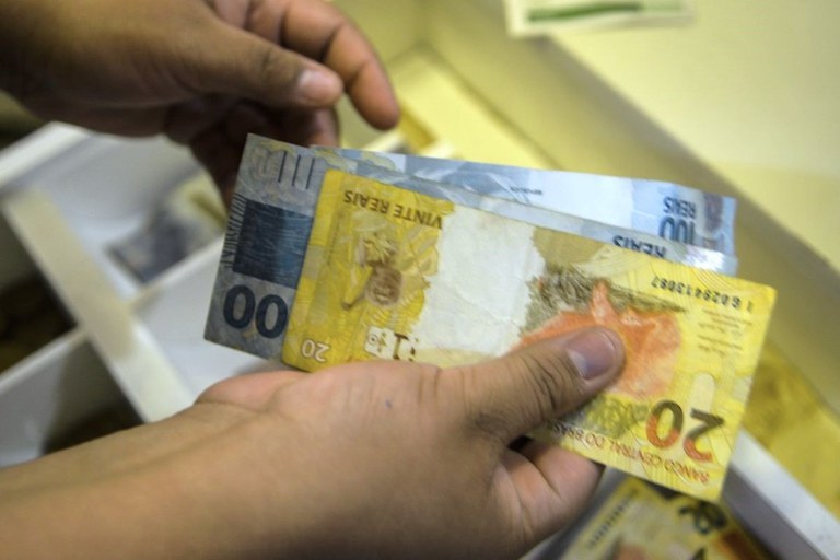 Crédito do Trabalhador: Mais de 24,3 mil paraibanos conseguem em média R$ 4,59 mil em consignado CLT dinheiro, benefício, salário, empréstimo