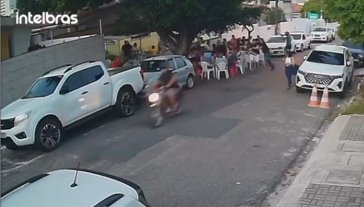 VÍDEO: Homens armados realizam 'arrastão' e roubam clientes de bar próximo ao Espaço Cultural
