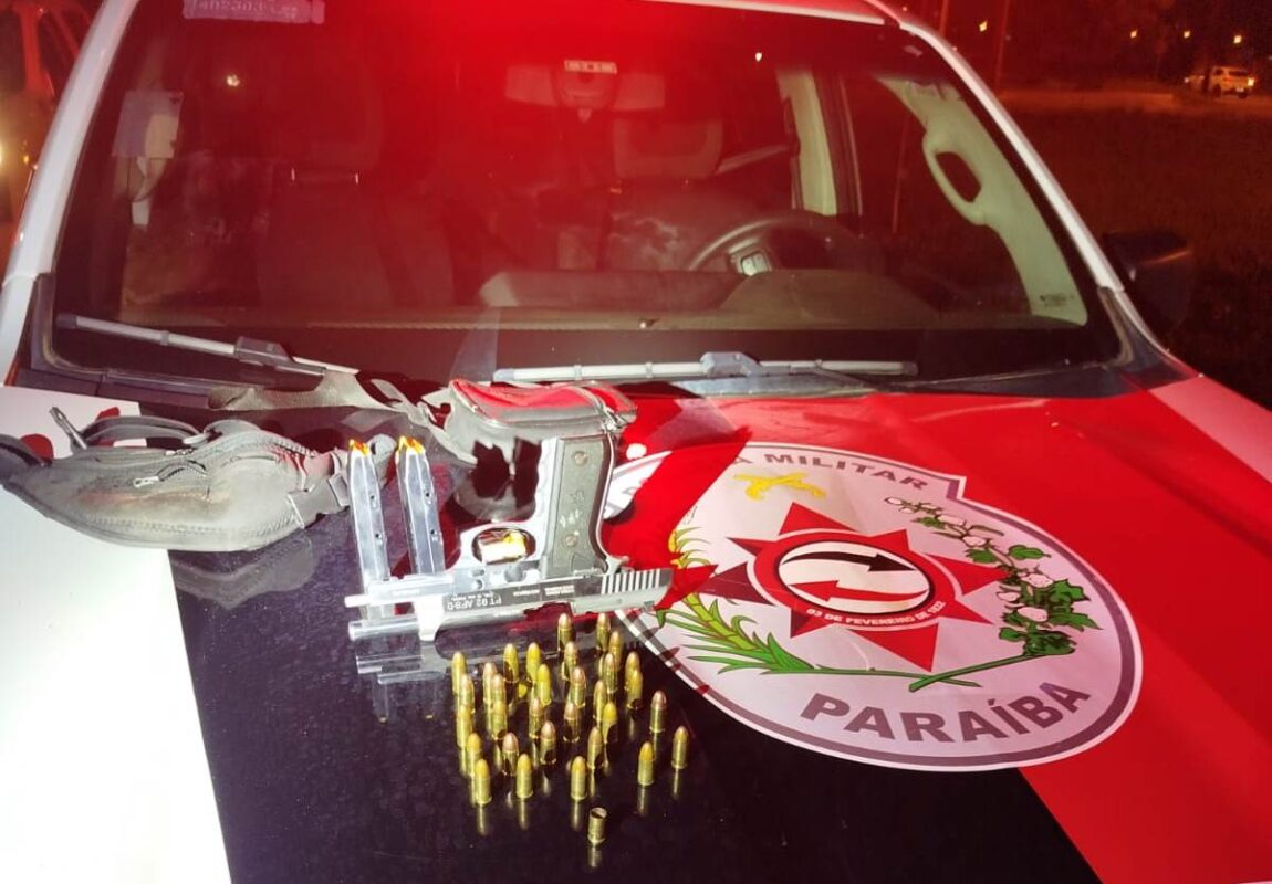 Dois homens são presos acusados de cometerem ataque no Colinas do Sul, em João Pessoa; arma de fogo é apreendida Dois homens são presos acusados de cometerem ataque no Colinas do Sul, em João Pessoa; arma de fogo é apreendida