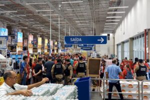 VÍDEO: movimento nacional ocupa hipermercado na avenida Epitácio Pessoa para pedir doação de cestas básicas VÍDEO: movimento nacional ocupa hipermercado na avenida Epitácio Pessoa para pedir doação de cestas básicas