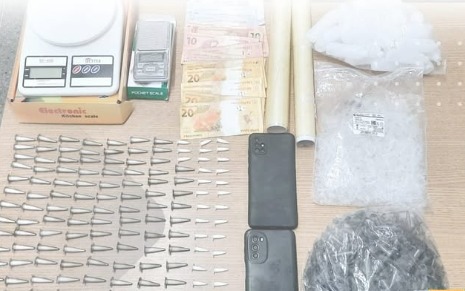 Homem é preso por suspeita de tráfico de drogas e substância semelhante a cocaína é apreendida em Campina Grande Homem é preso por suspeita de tráfico de drogas e substância semelhante a cocaína é apreendida em Campina Grande