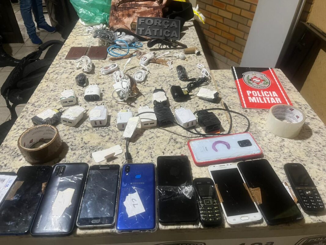 Suspeitos são presos com arma de fogo, drogas e celulares próximo ao presídio de Catolé do Rocha Suspeitos são presos com arma de fogo, drogas e celulares próximo ao presídio de Catolé do Rocha