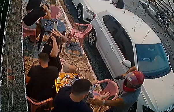 VÍDEO: novas imagens revelam frieza e ousadia de bandidos durante assalto a bar em João Pessoa VÍDEO: novas imagens revelam frieza e ousadia de bandidos durante assalto a bar em João Pessoa