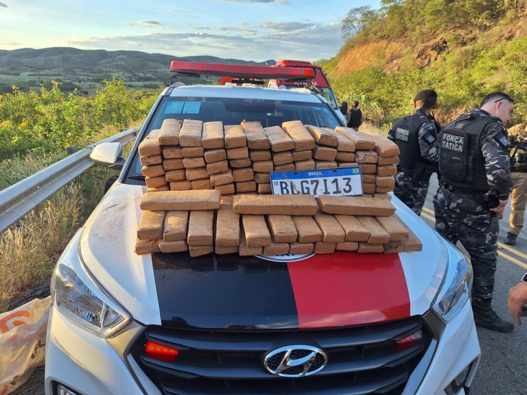 Caminhão com carga de maconha tomba e motorista é preso no Sertão da Paraíba Caminhão com carga de maconha tomba e motorista é preso no Sertão da Paraíba