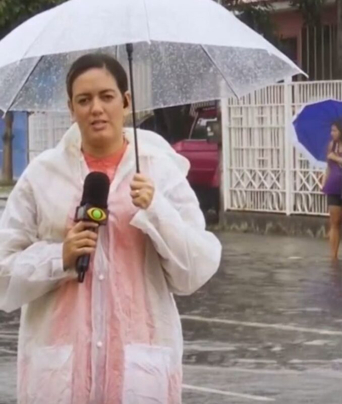 Ao vivo: repórter da TV Arapuan leva banho de água empoçada durante matéria sobre chuvas em João Pessoa Ao vivo: repórter da TV Arapuan leva banho de água empoçada durante matéria sobre chuvas em João Pessoa