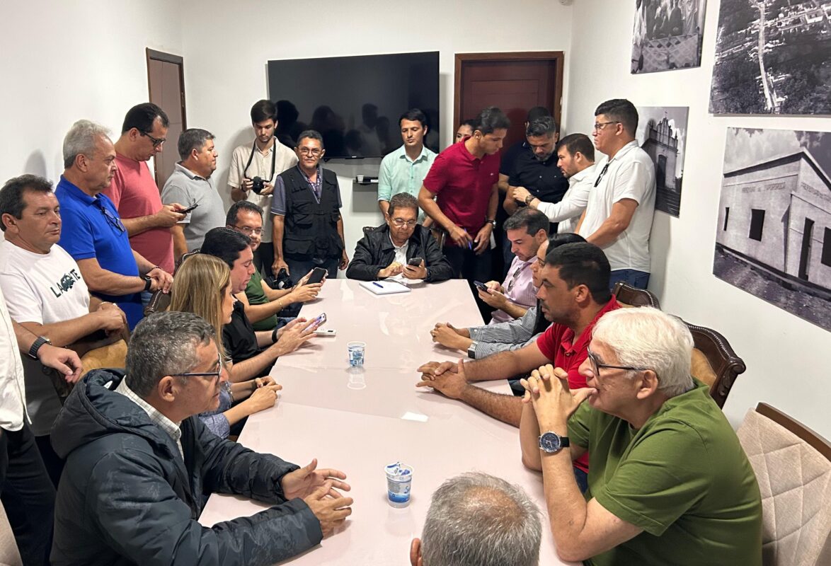 Adriano Galdino se reúne com prefeitos, secretários e vereadores na região de Itapororoca Adriano Galdino se reúne com prefeitos, secretários e vereadores na região de Itapororoca
