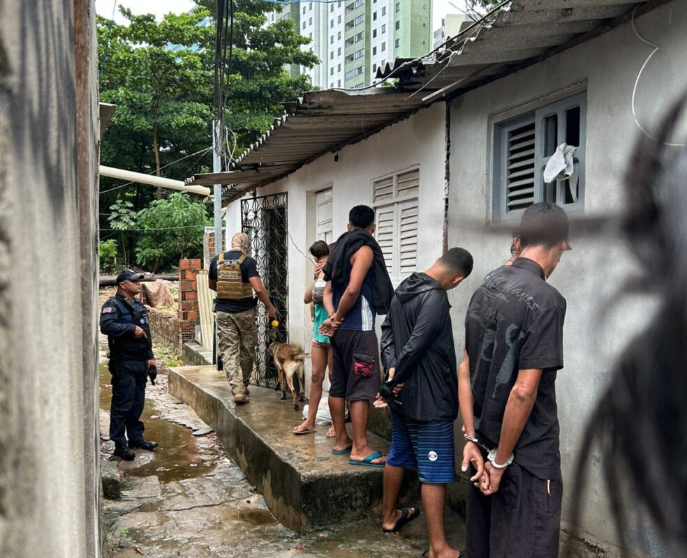 Três suspeitos são presos e drogas, armas e munições são apreendidas durante operação nos bairros Miramar e São José Três suspeitos são presos e drogas, armas e munições são apreendidas durante operação nos bairros Miramar e São José