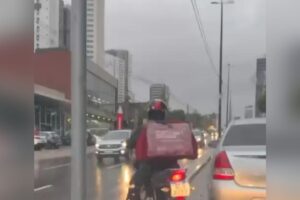 motociclista, avenida ruy carneiro, canteiro central